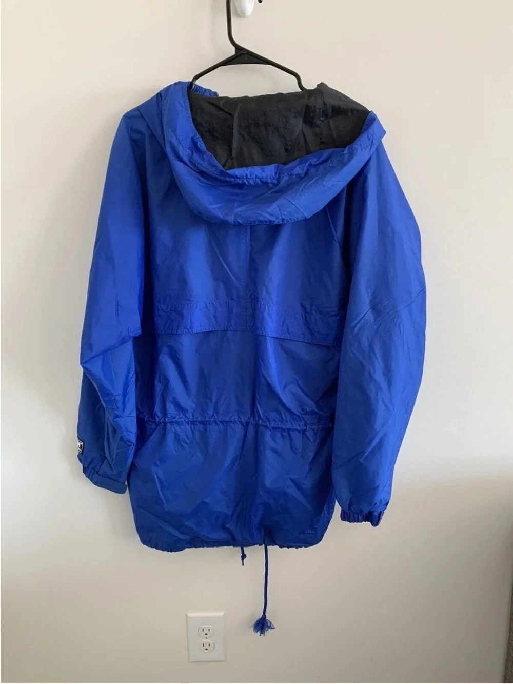Helly Hansen Men’s Royal Blue Hooded Rain Jacket size small.